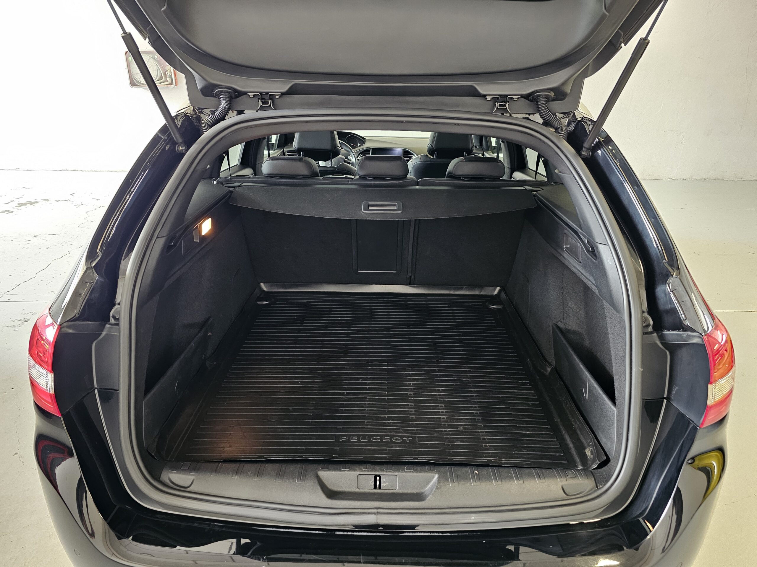 Peugeot 308 SW GT BlueHDI 180CV EAT8 - Imagen 45