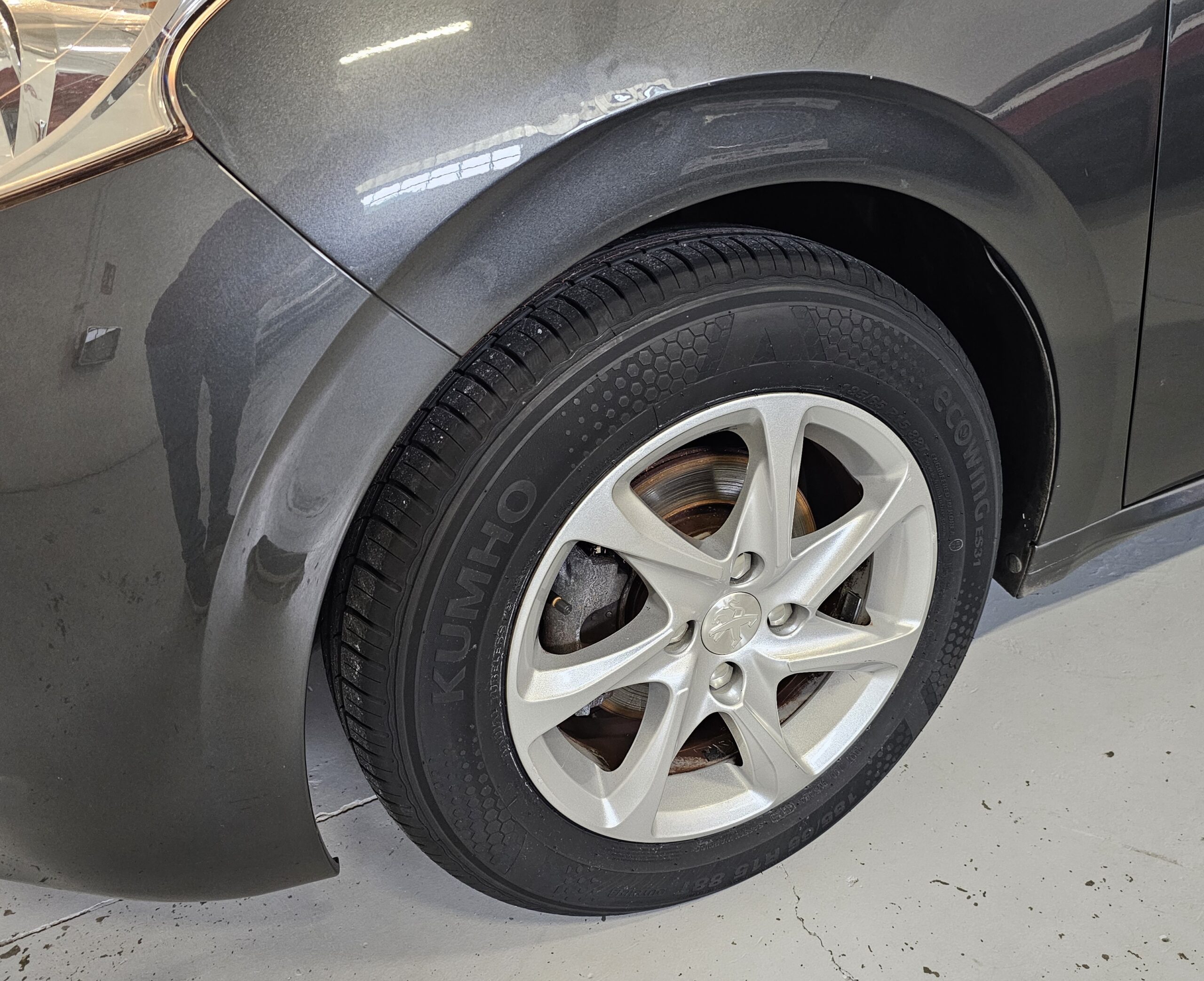 Peugeot 208 1.2 VTi Style 2014 (Gris) - Imagen 36