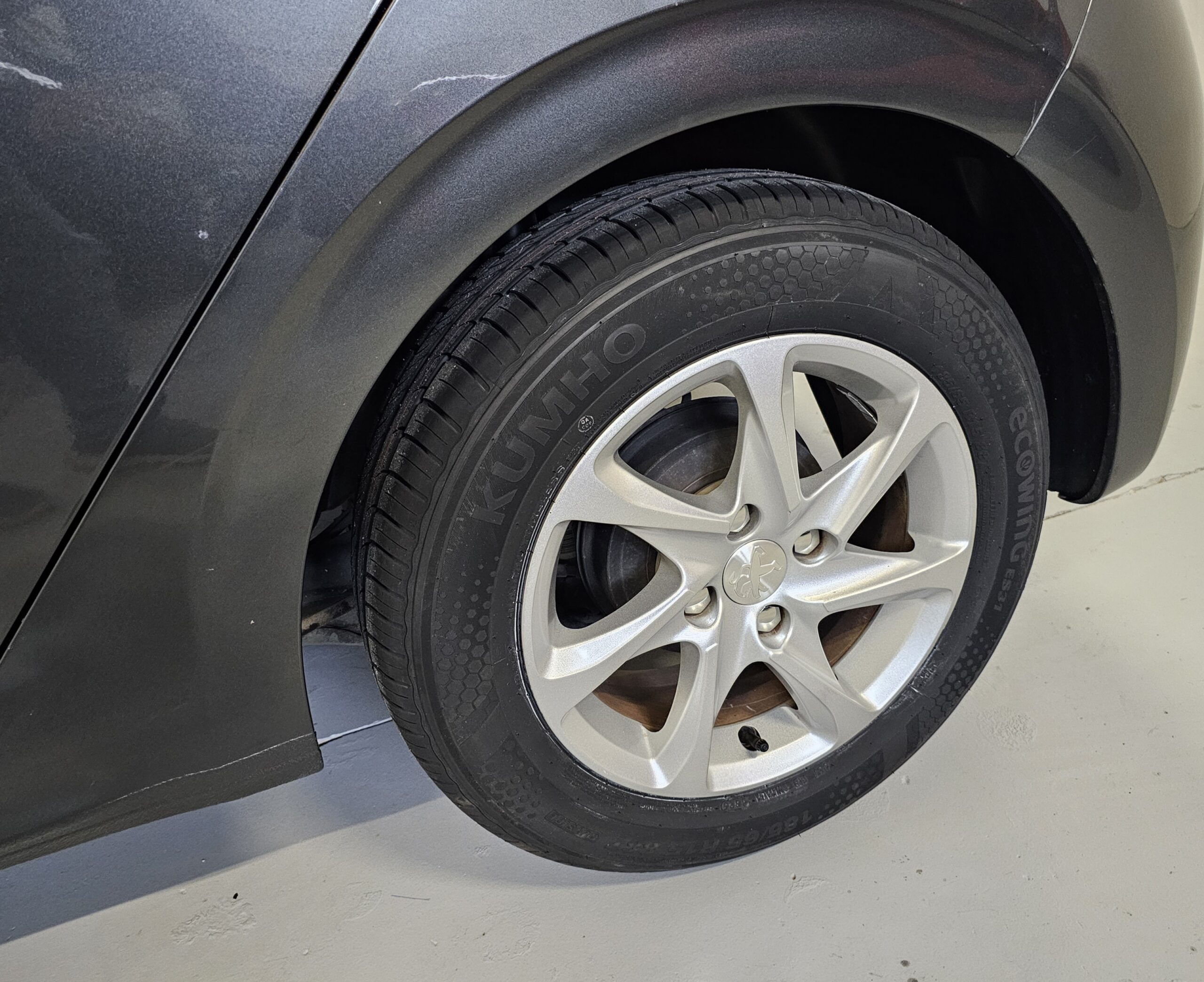 Peugeot 208 1.2 VTi Style 2014 (Gris) - Imagen 37