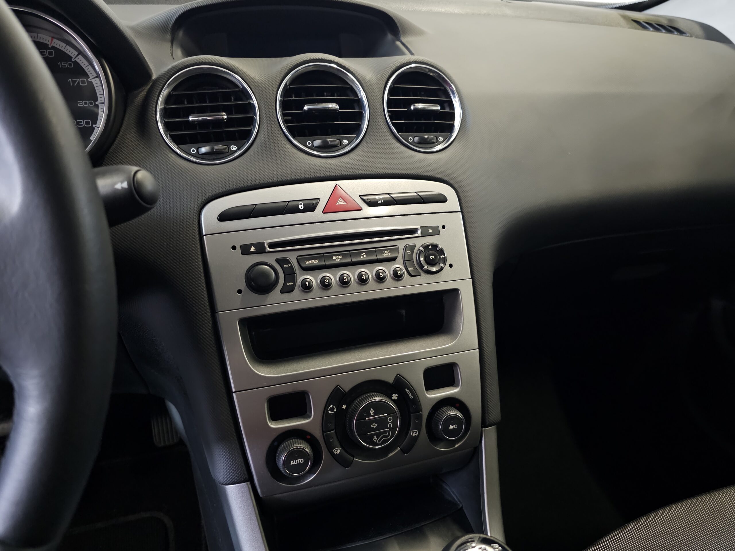 Peugeot 308 1.6 e-HDi Active - Imagen 28