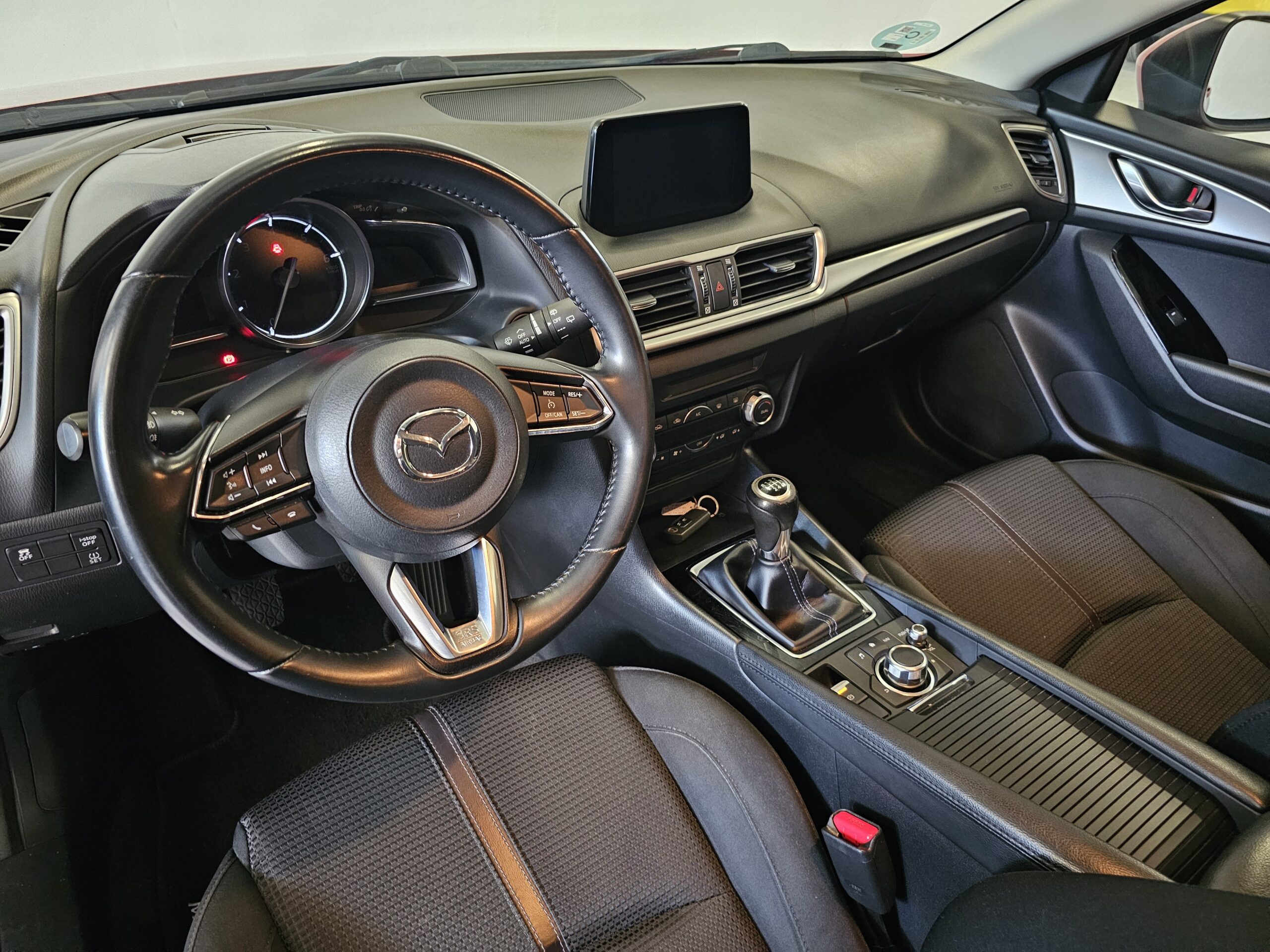 Mazda 3 2.2 Turbodiesel Black Tech Edition - Imagen 15