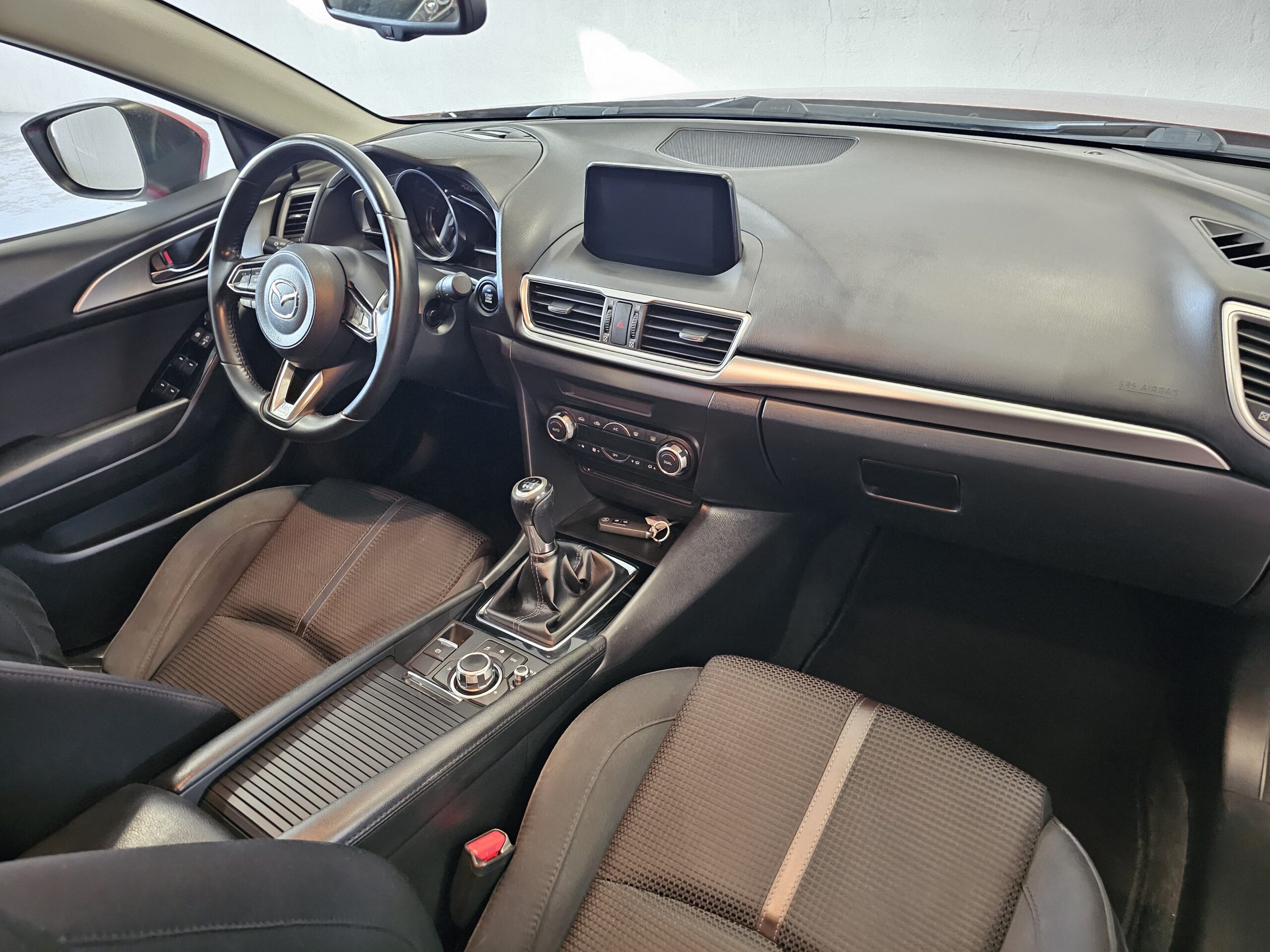 Mazda 3 2.2 Turbodiesel Black Tech Edition - Imagen 18