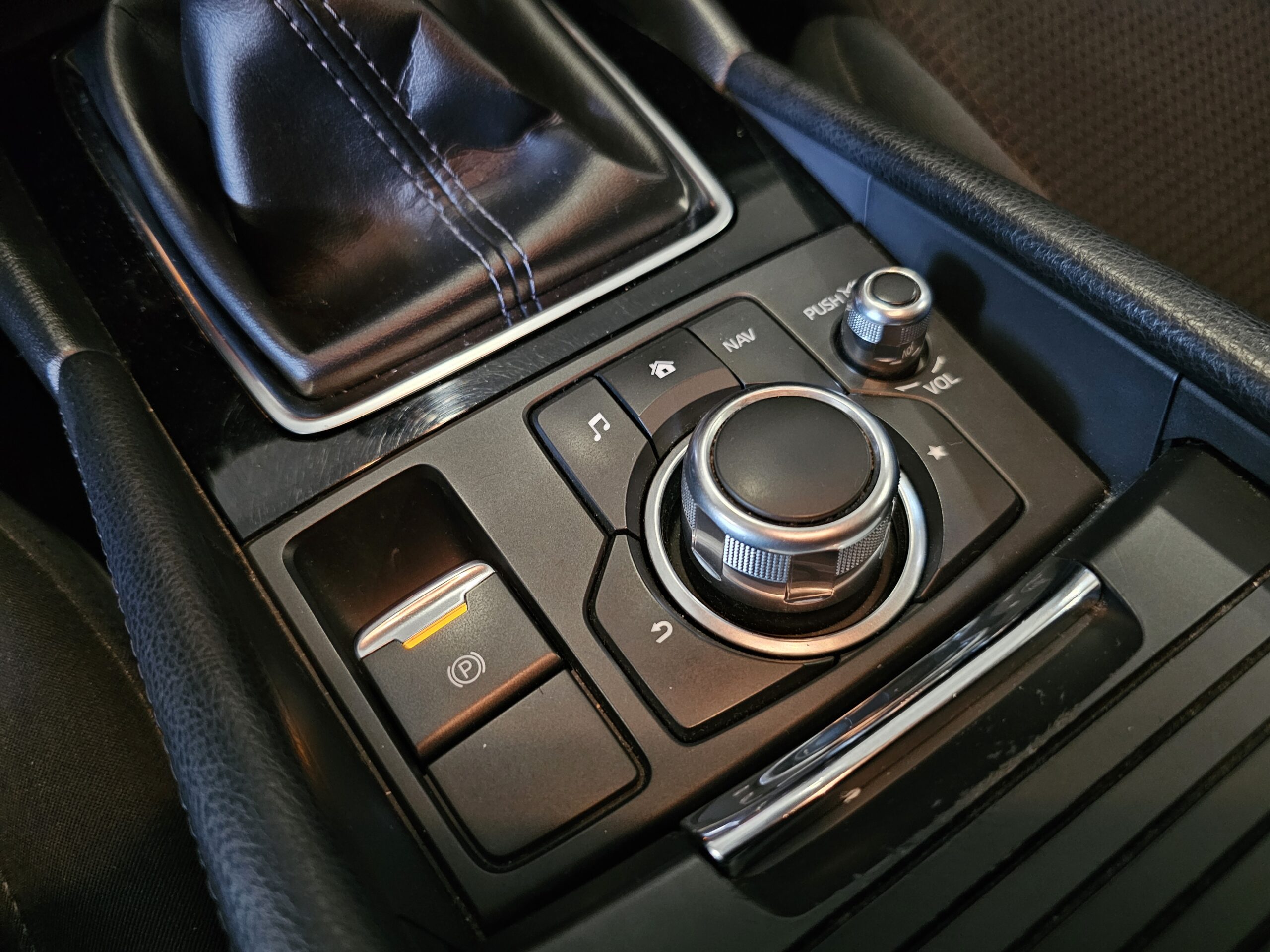 Mazda 3 2.2 Turbodiesel Black Tech Edition - Imagen 35