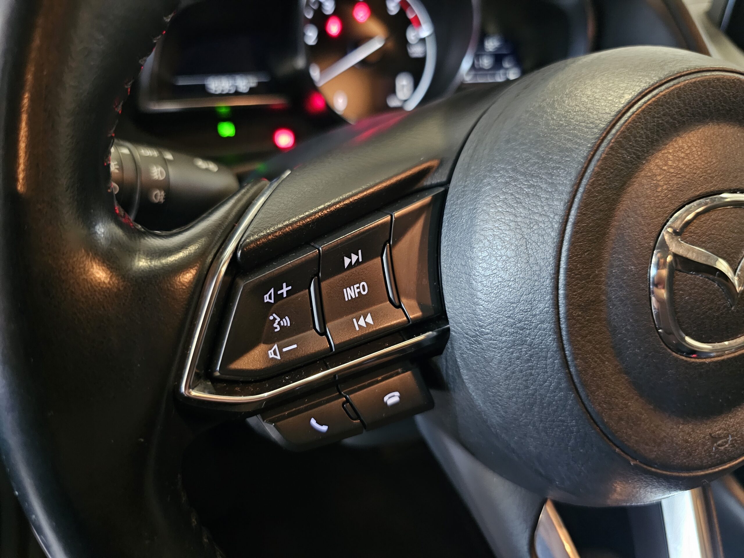 Mazda 3 2.2 Turbodiesel Black Tech Edition - Imagen 45