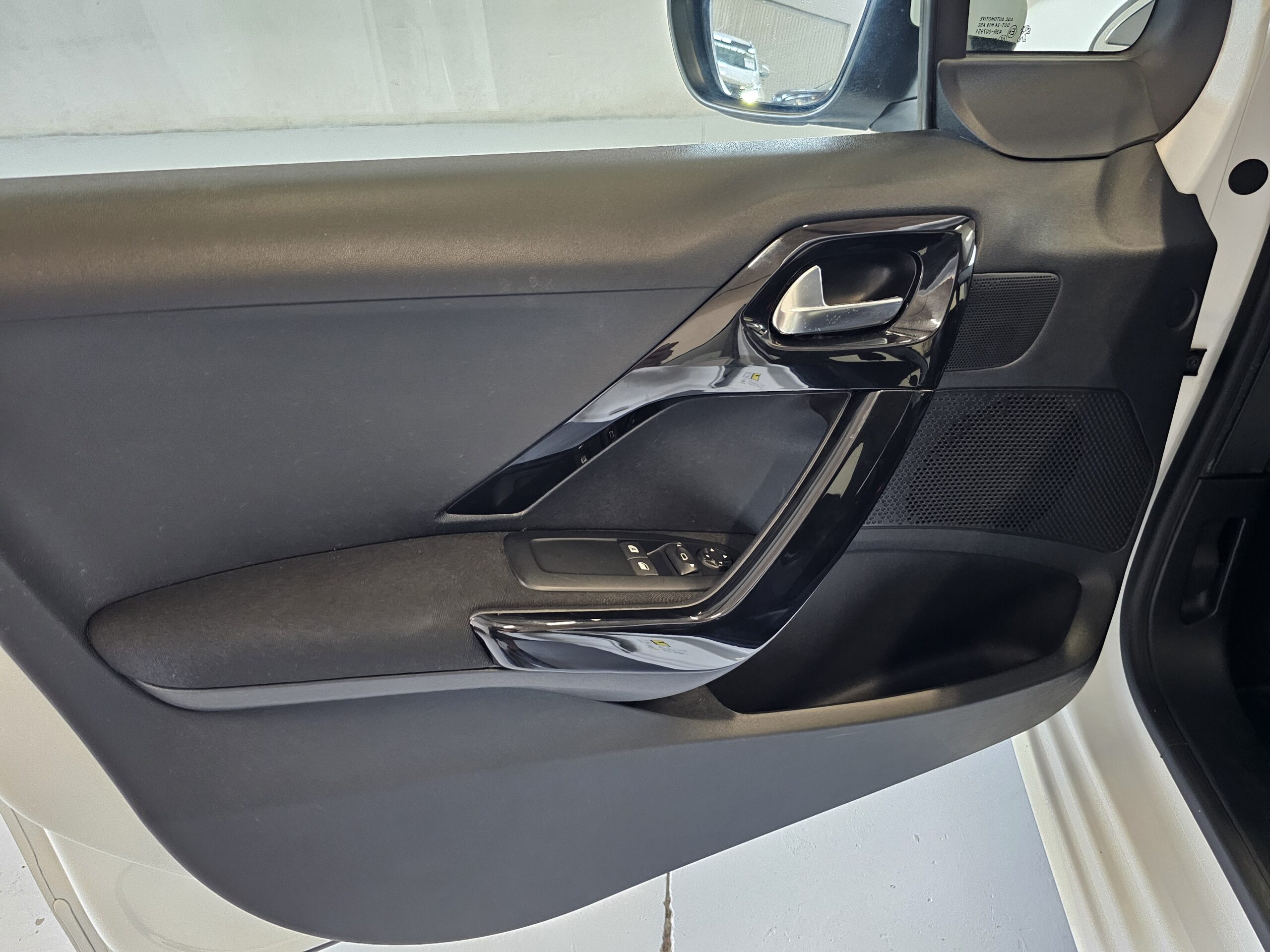Peugeot 208 1.2 e-VTi Allure - Imagen 17
