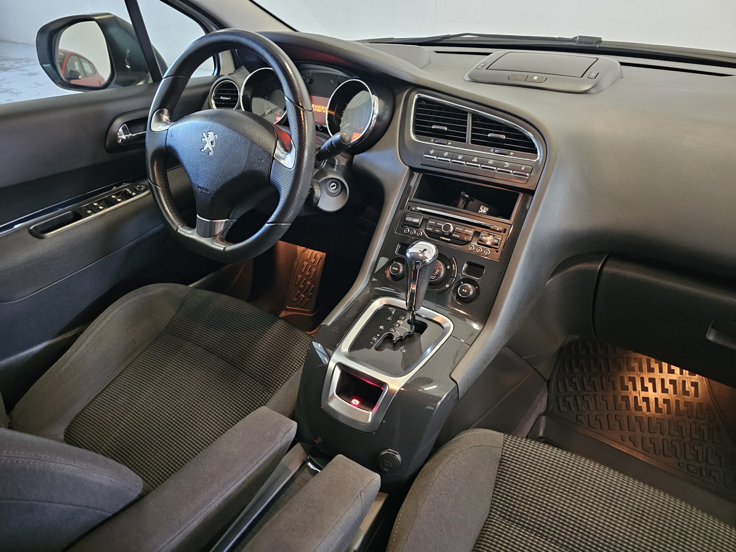 Peugeot 5008 1.6 Blue-HDi 120CV Allure EAT6 - Imagen 22