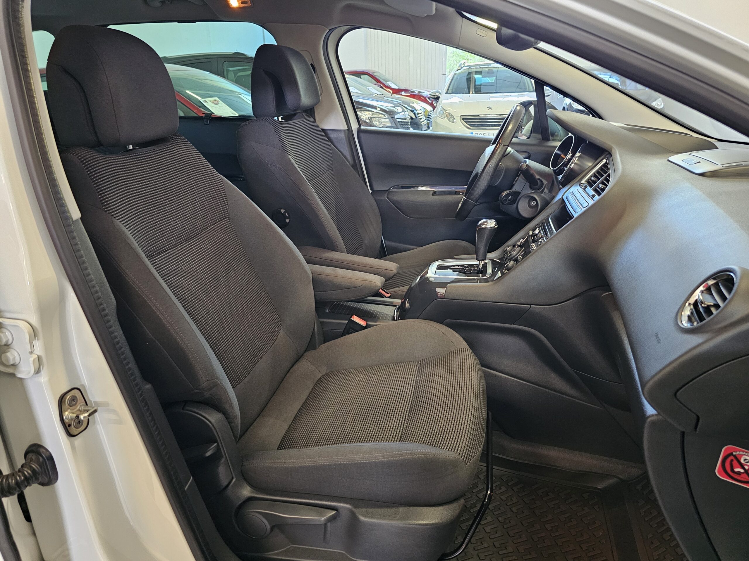 Peugeot 5008 1.6 Blue-HDi 120CV Allure EAT6 - Imagen 23