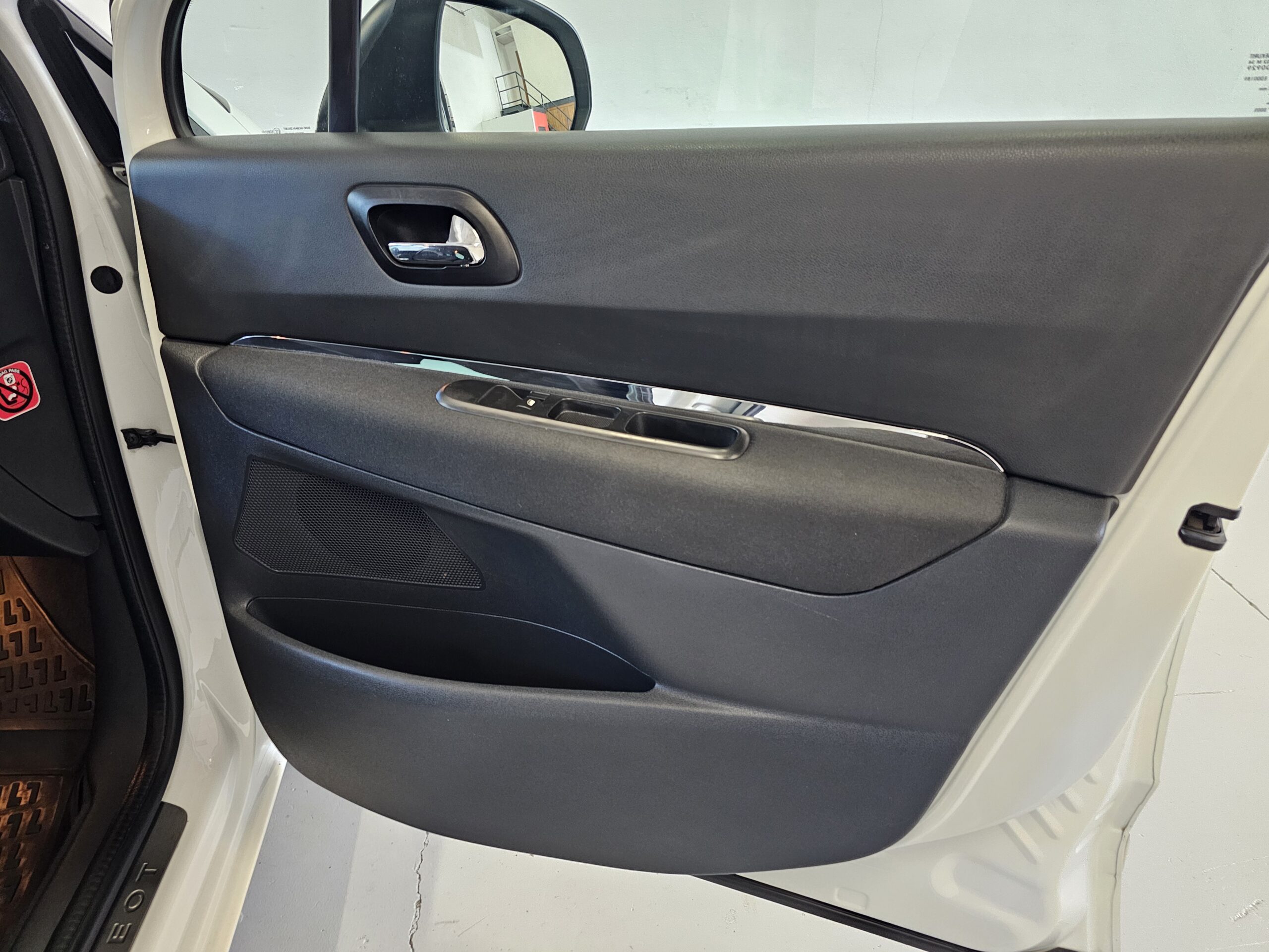 Peugeot 5008 1.6 Blue-HDi 120CV Allure EAT6 - Imagen 24