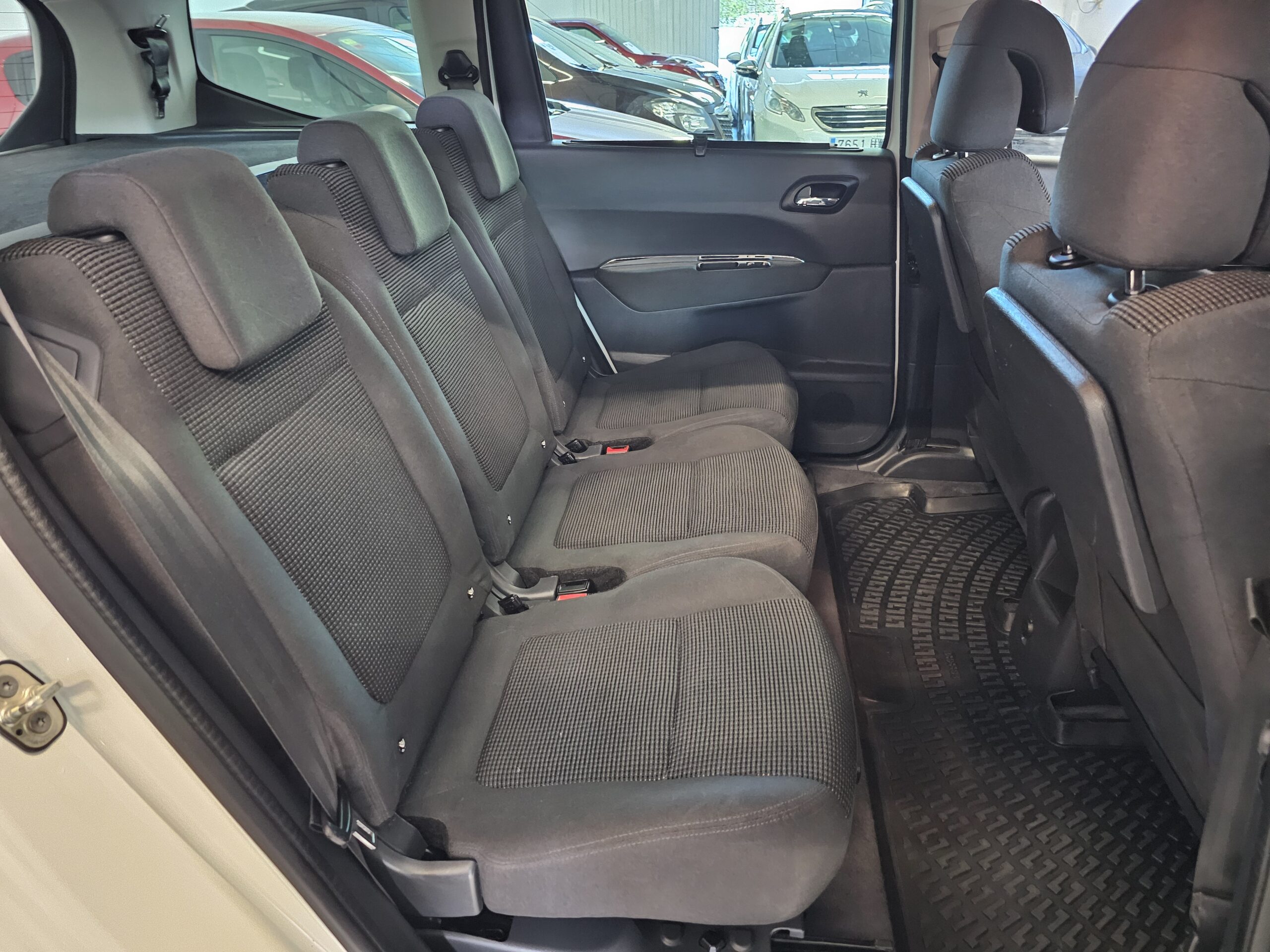 Peugeot 5008 1.6 Blue-HDi 120CV Allure EAT6 - Imagen 29