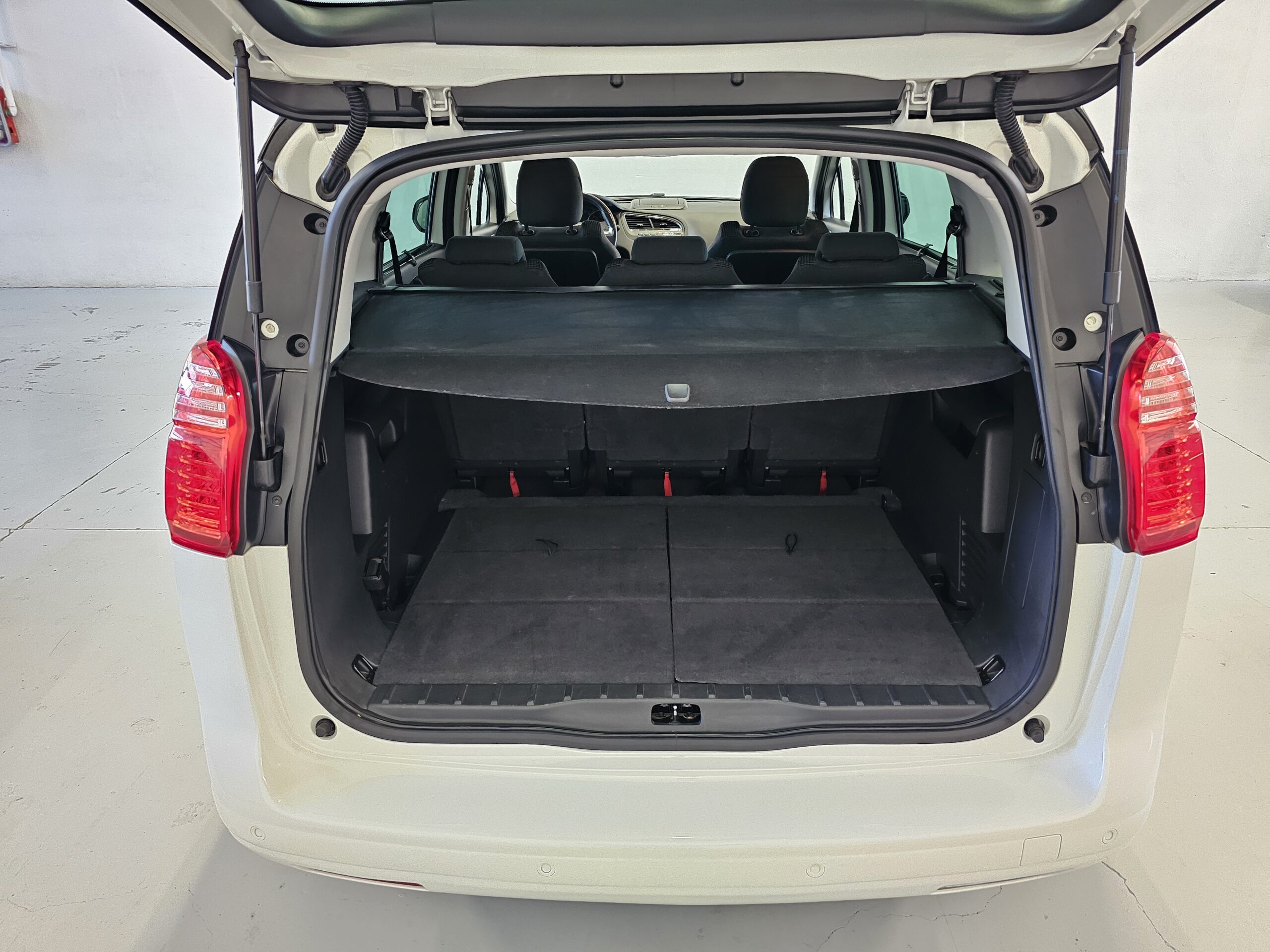 Peugeot 5008 1.6 Blue-HDi 120CV Allure EAT6 - Imagen 31