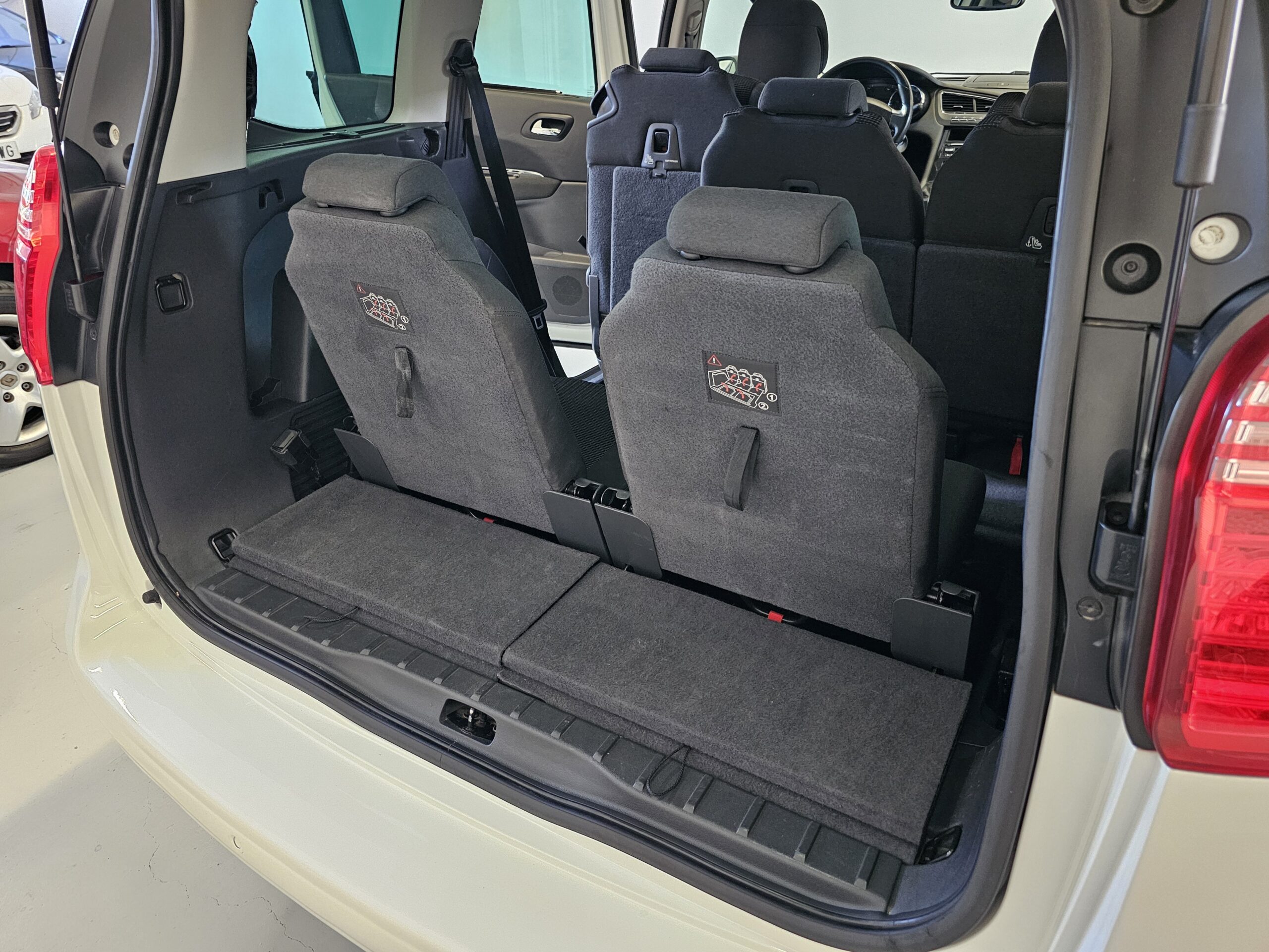 Peugeot 5008 1.6 Blue-HDi 120CV Allure EAT6 - Imagen 34